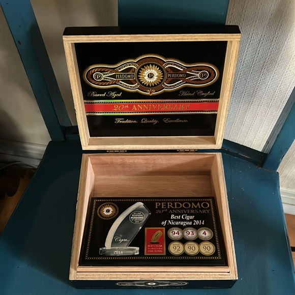 Perdomo 20th Anniversary Maduro SOLID WOOD Cigar Box - Picture 3 of 12